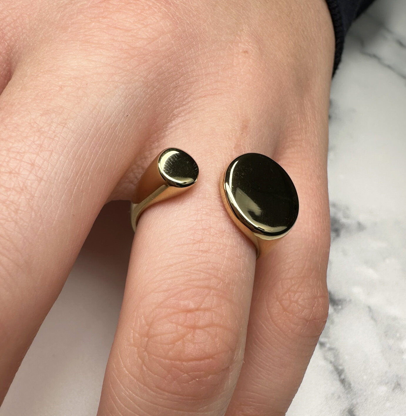 Charmin's Goudkleurige Chunky Ring met Open Platte Ronde Uiteinden Staal R1857 &ndash; Strak en Elegant