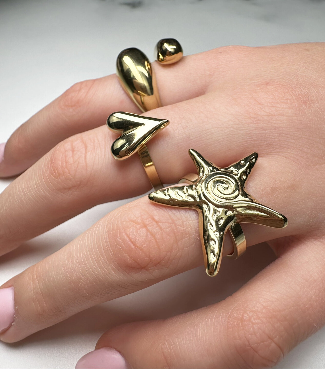 Bague &eacute;paisse couleur or Charmin comme une &eacute;toile de mer R1849 &ndash; Puissante et l&eacute;g&egrave;re
