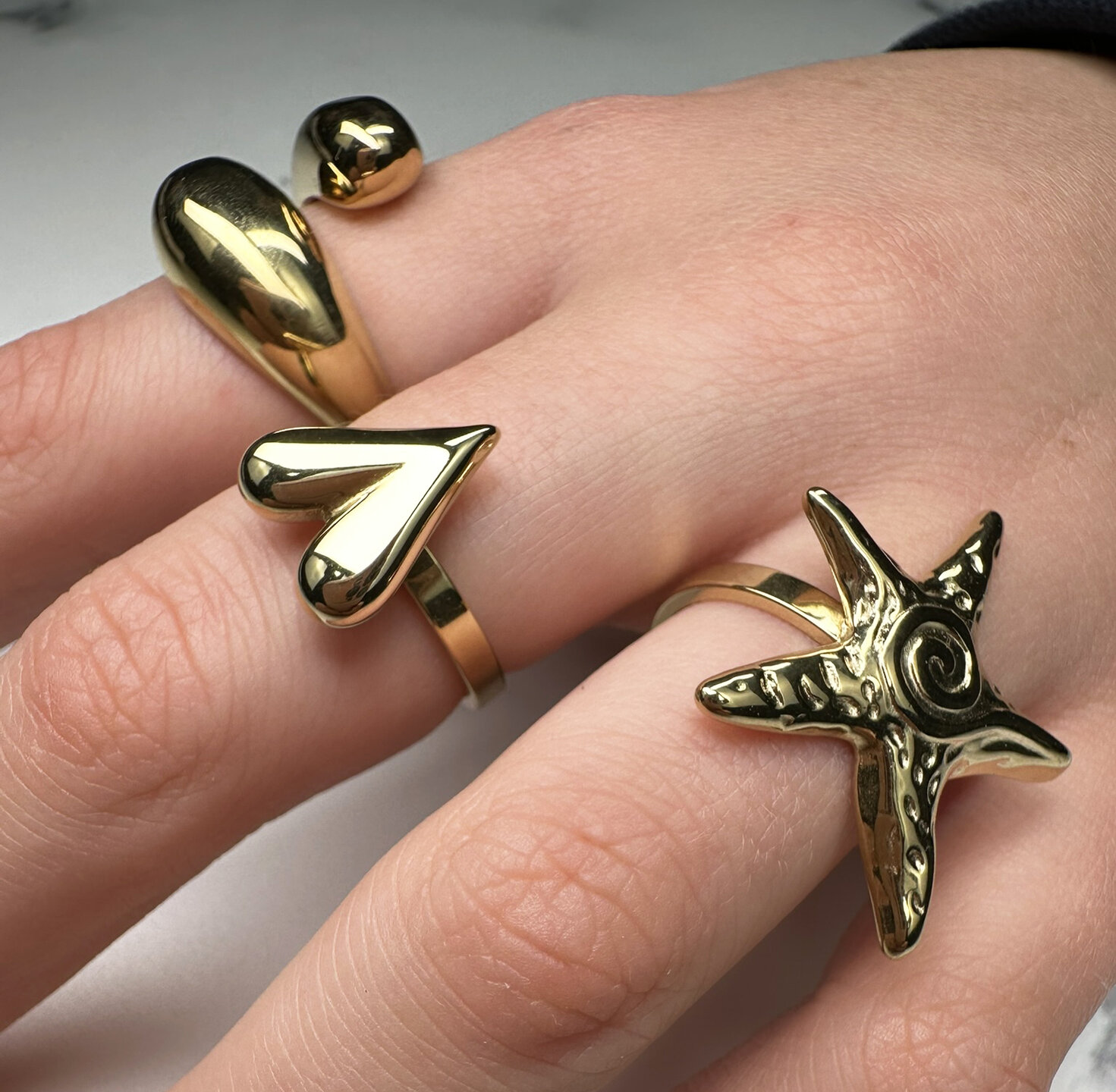 Bague &eacute;paisse couleur or Charmin comme une &eacute;toile de mer R1849 &ndash; Puissante et l&eacute;g&egrave;re