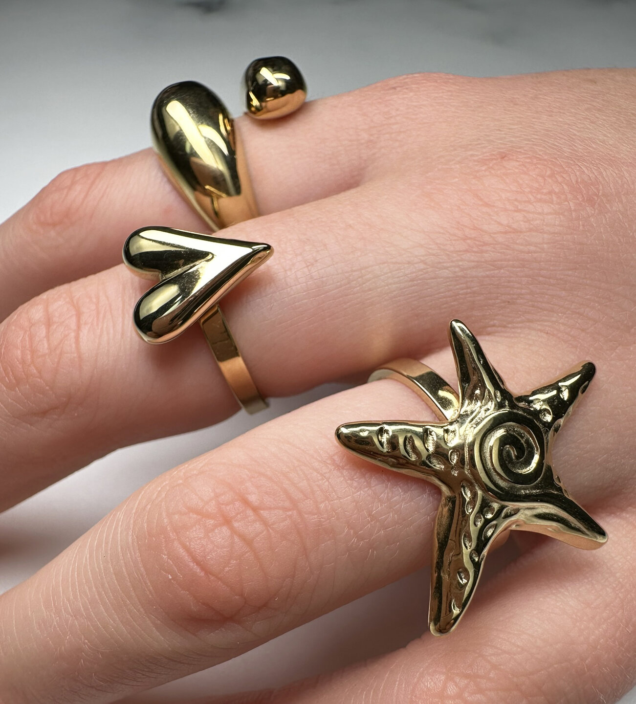 Bague &eacute;paisse couleur or Charmin comme une &eacute;toile de mer R1849 &ndash; Puissante et l&eacute;g&egrave;re