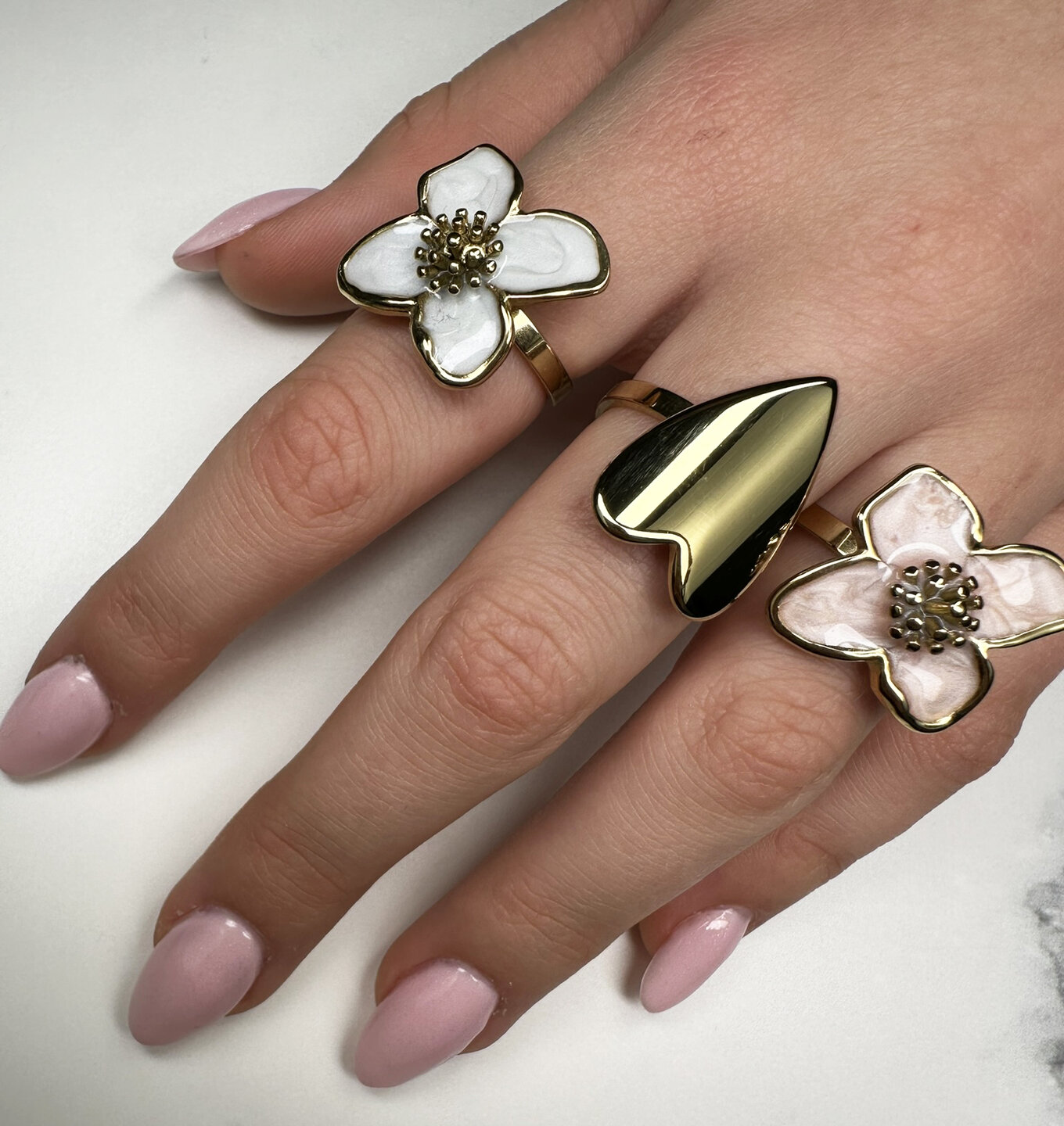 Charmins goldfarbener, klobiger Ring mit Perlmuttblume R1836 &ndash; schick und leicht