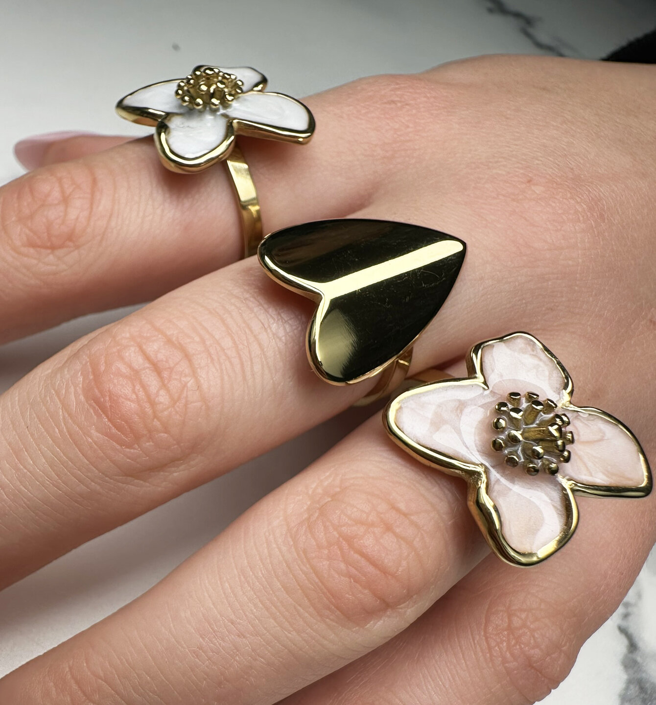 Charmins goldfarbener, klobiger Ring mit Perlmuttblume R1836 &ndash; schick und leicht
