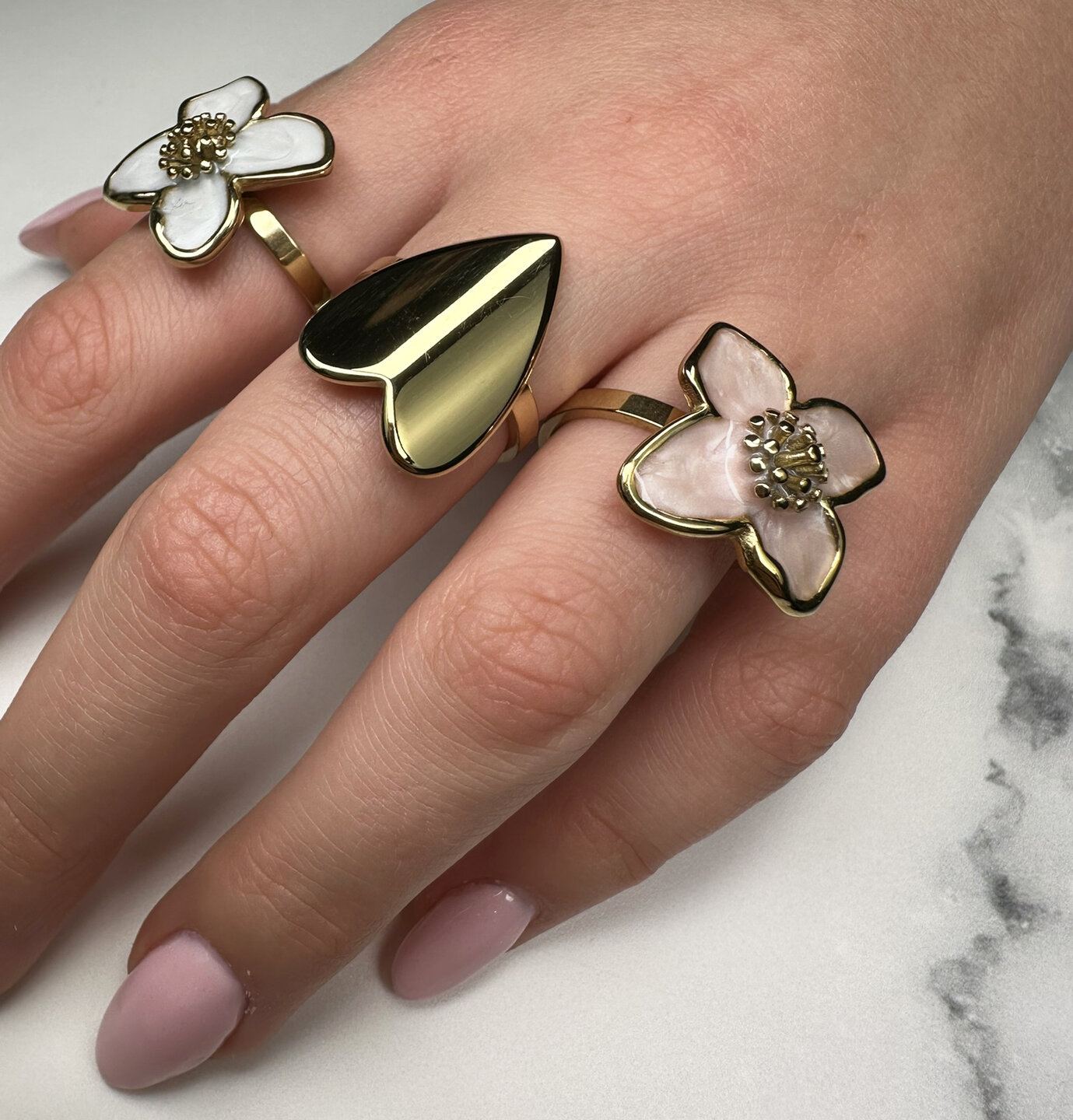 Charmin's Goudkleurige Chunky Ring met Roze Bloem R1835 &ndash; Trendy en Licht