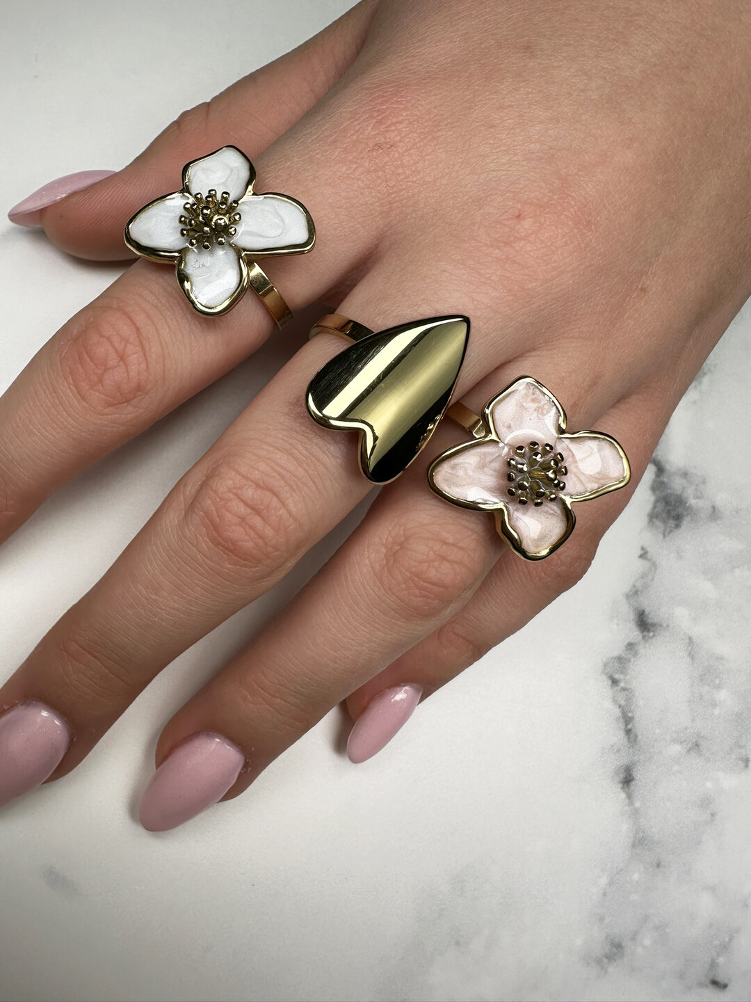 Charmin's Goudkleurige Chunky Ring met Hartvorm Staal R R1847 &ndash; Krachtig en Groot