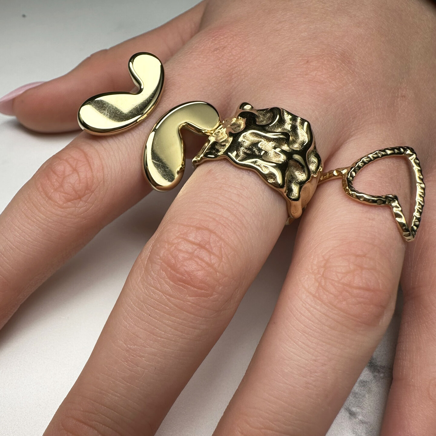 Charmin's Goudkleurige Chunky Ring met een Abstrakte Vinder  R1858 &ndash; Elegant en Strak