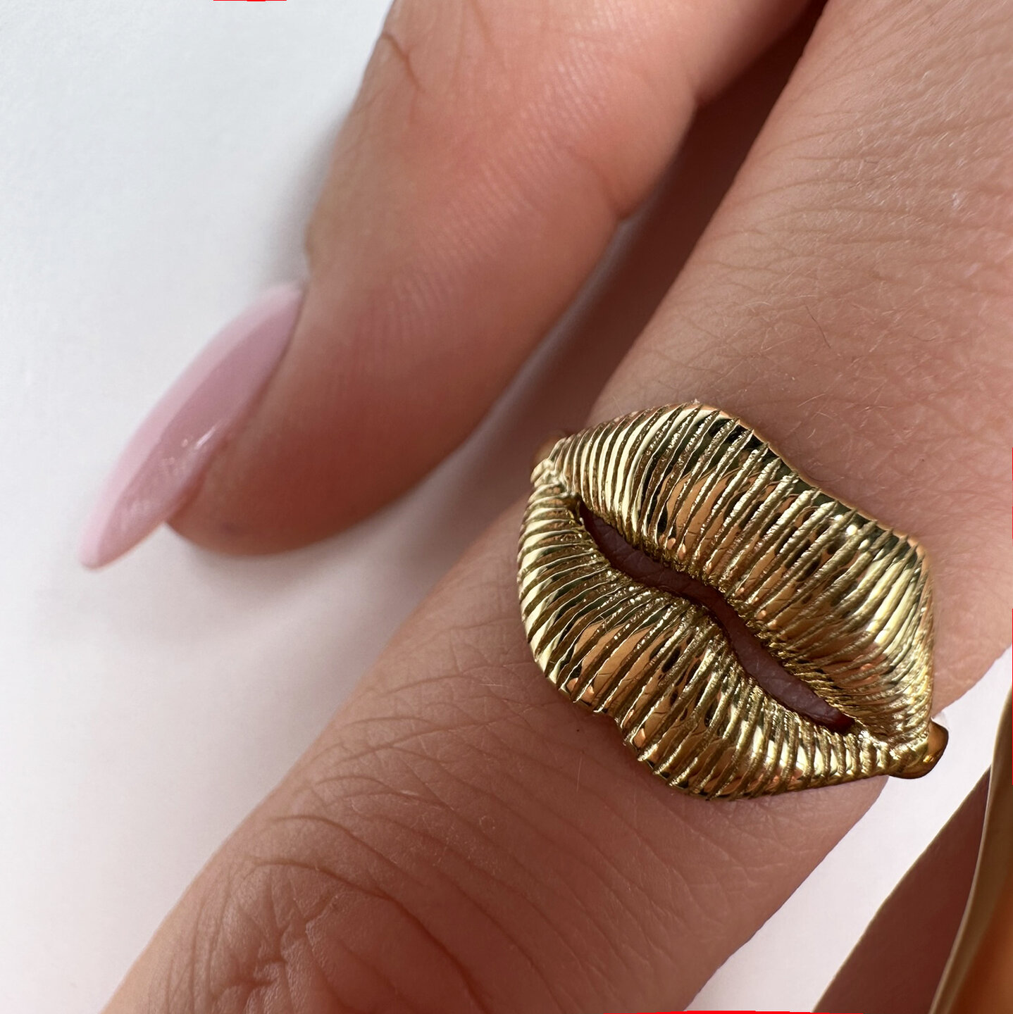 Charmin's Goudkleurige Chunky Ring Met Een Mooie Mond R1833 &ndash; Elegant en Sensueel