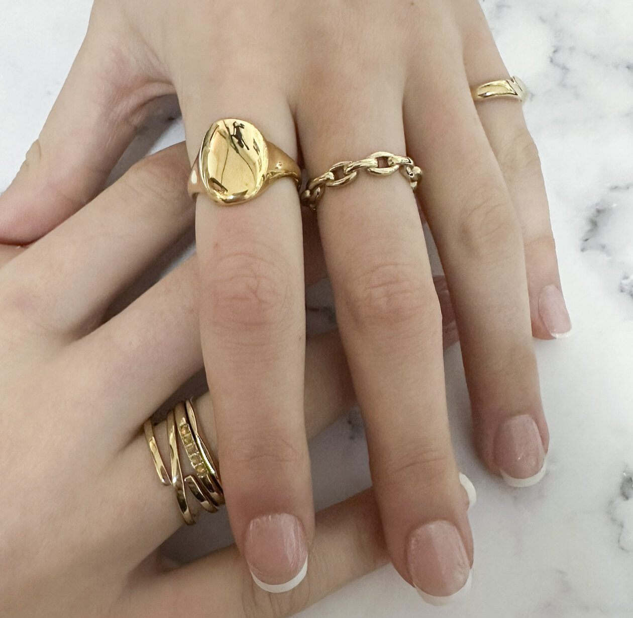 Charmin's Goudkleurige Ring met Stevige Ovale Schakel Staal R1566 &ndash; Closed Forever