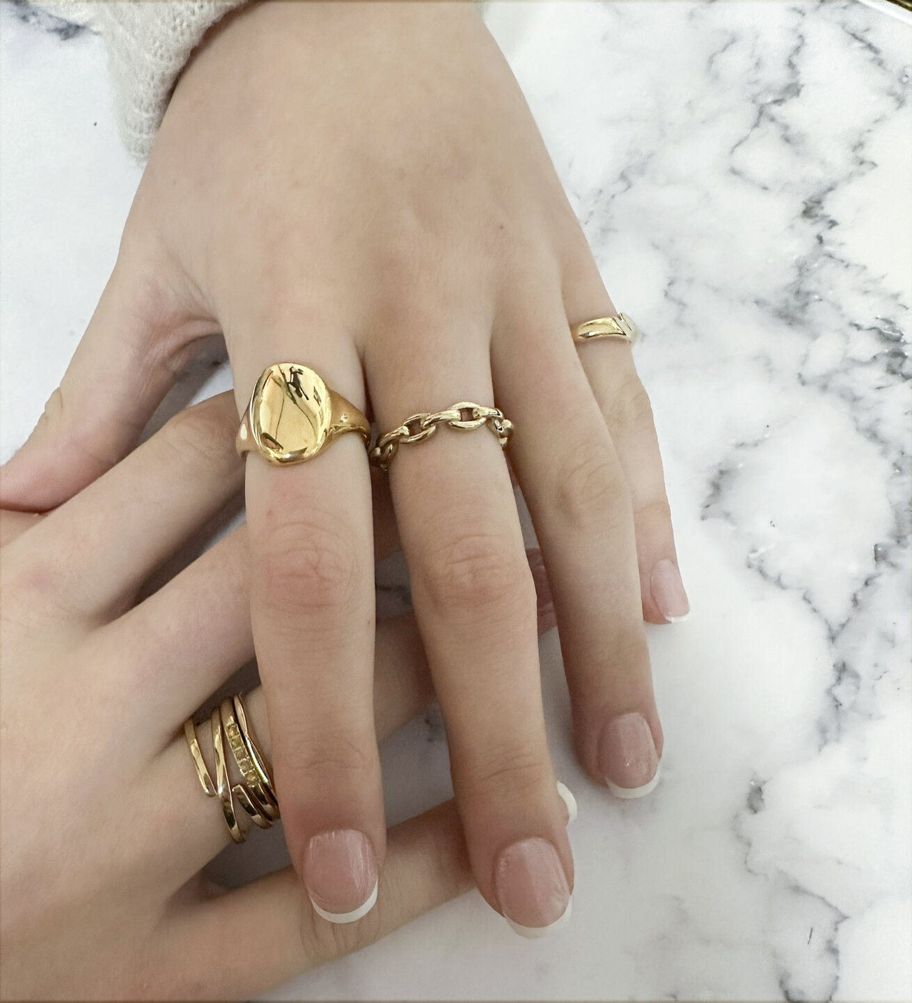 Charmin's Goudkleurige Ring met Stevige Ovale Schakel Staal R1566 &ndash; Closed Forever