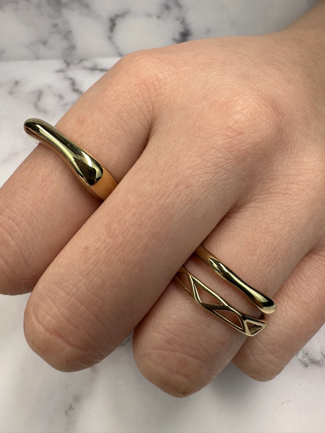 Bague dor&eacute;e en acier ondul&eacute; Charmin R1405