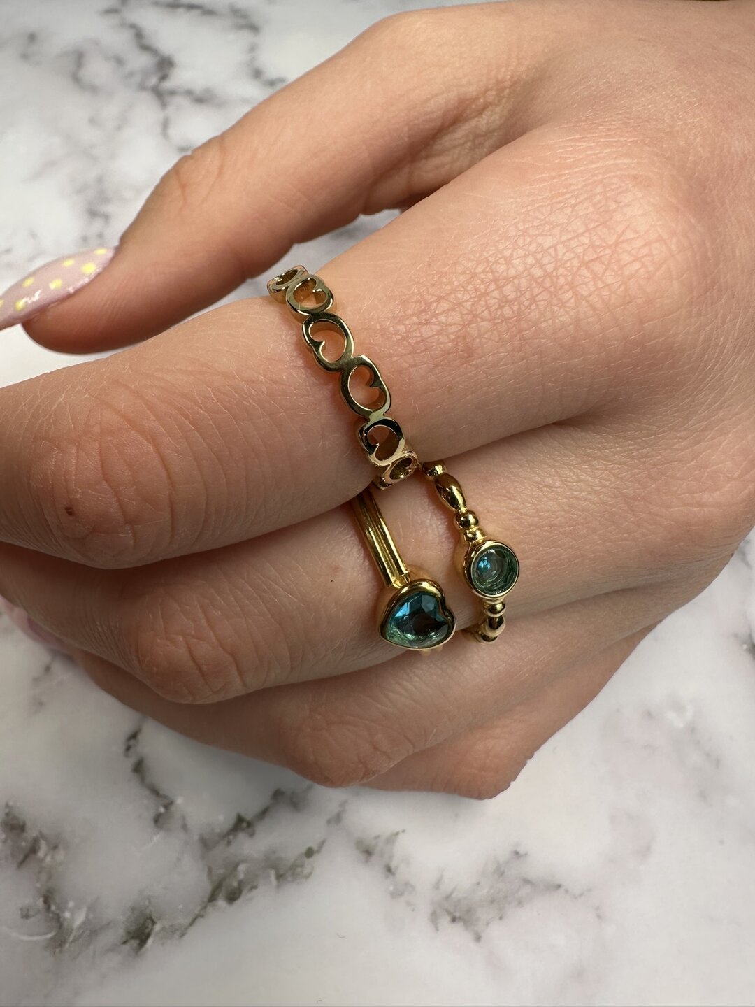 Charmins goldfarbener Doppelring mit kristallblauem Herz R1520 &ndash; Starke Liebe