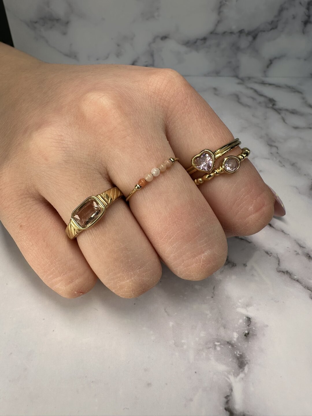 Charmins goldfarbener Doppelring mit rosafarbenem Kristallherz R1516 &ndash; Starke Liebe