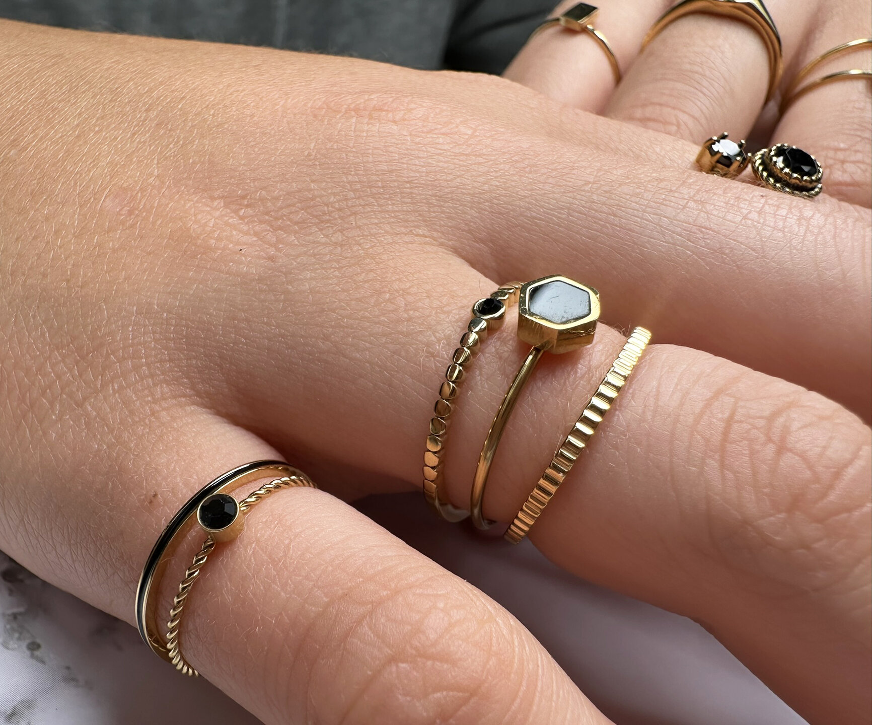 Charmin's Ring Goudkleurige Met Zwarte Kristal Staal Iconic Vintage R1638