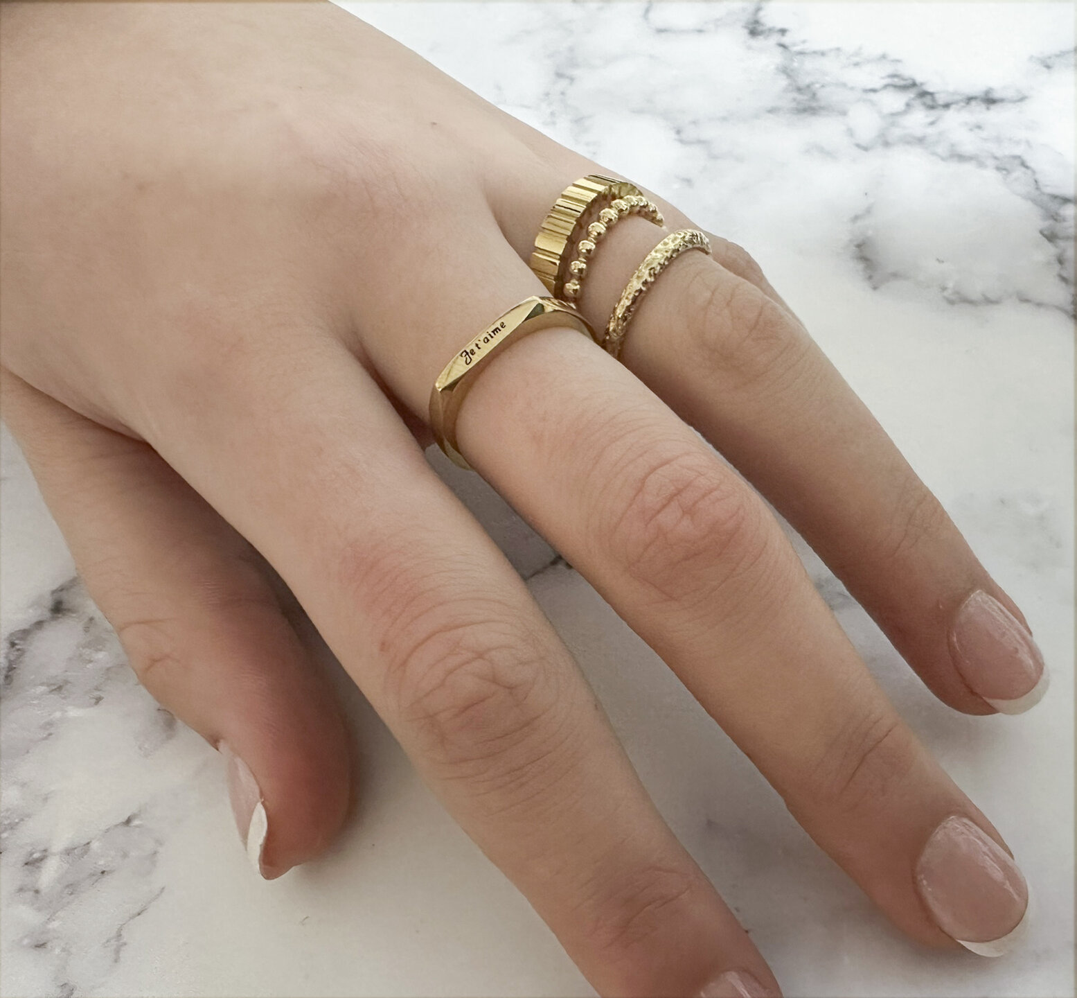 Charmin's Goudkleurige Ovale Ring met Gehamerd Design Staal R1642 &ndash; Authentiek en Handmade Look