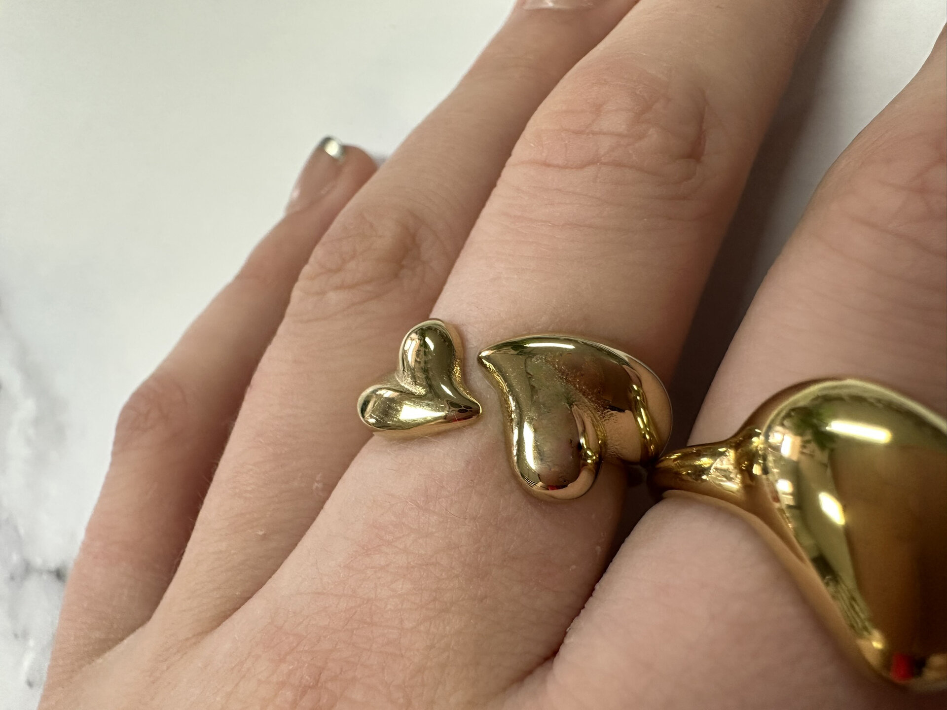 Charmin's Goudkleurige Chunky Ring met Twee Hartjes Staal R1773 &ndash; Romantisch en Sterk