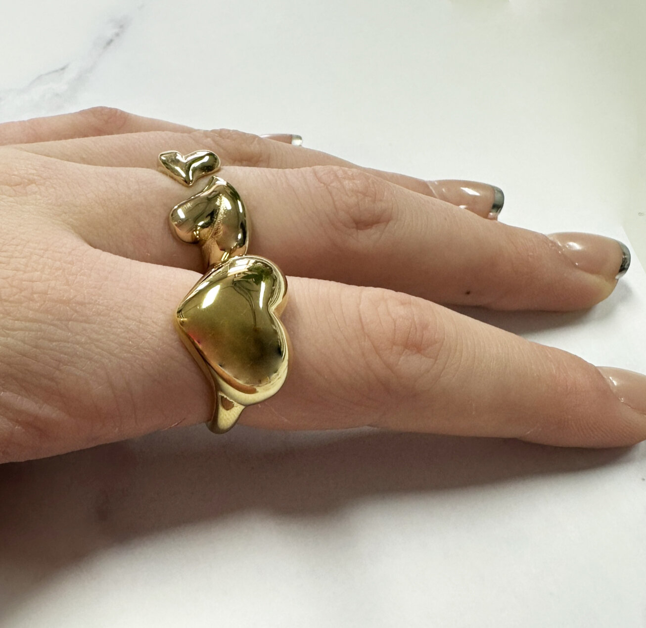 Charmin's Goudkleurige Chunky Ring met Twee Hartjes Staal R1773 &ndash; Romantisch en Sterk