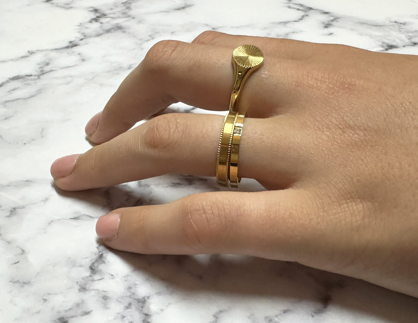 Charmin's Light Matte Ring mit seitlicher Oberfl&auml;chenbearbeitung, Stahl R1414