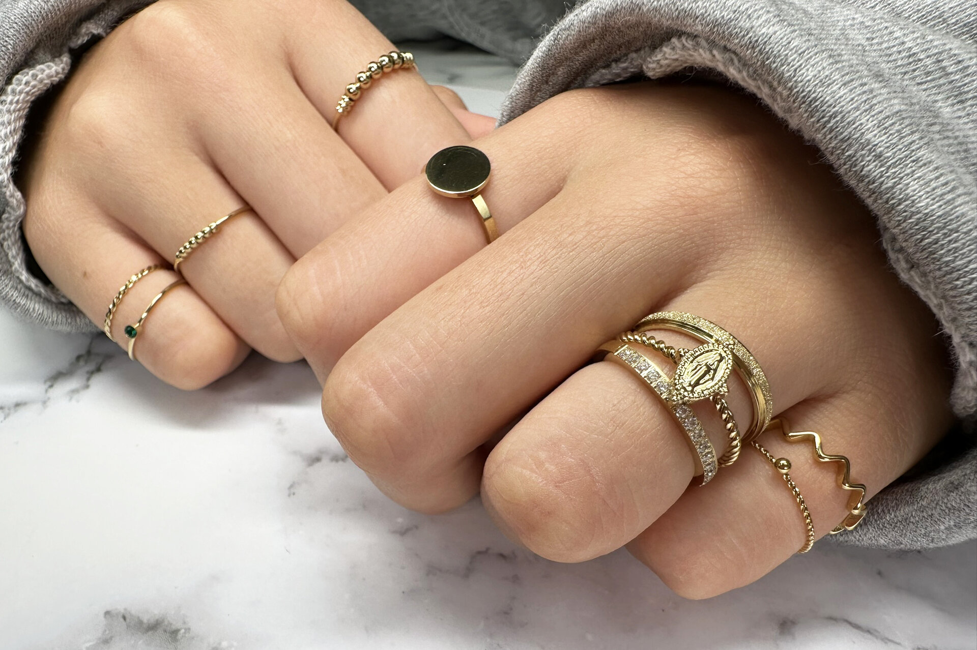 Charmin&rsquo;s goudkleurige stapelring R564 Sanded and Shiny goldplated staal