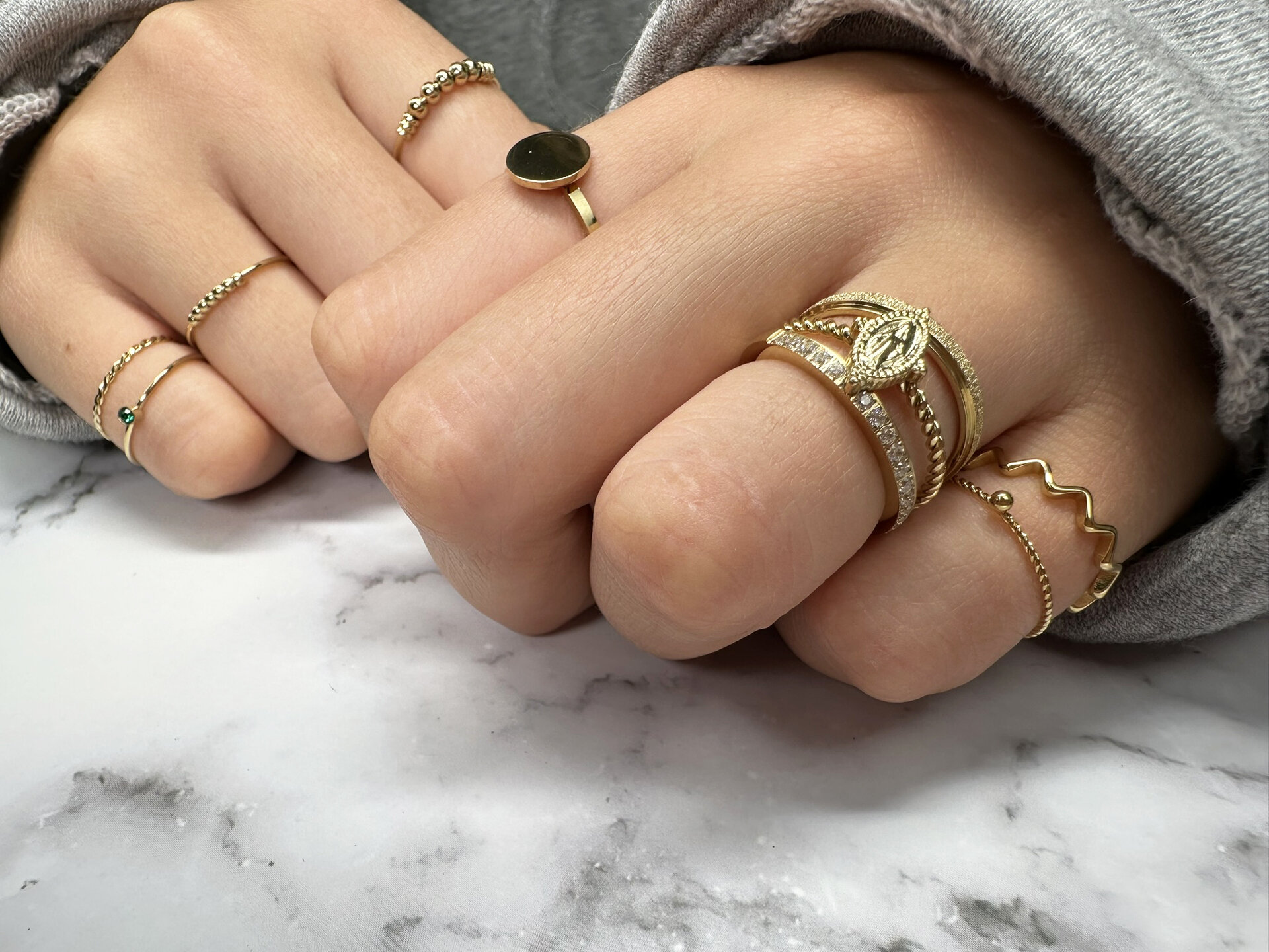 Charmin&rsquo;s goudkleurige stapelring R564 Sanded and Shiny goldplated staal