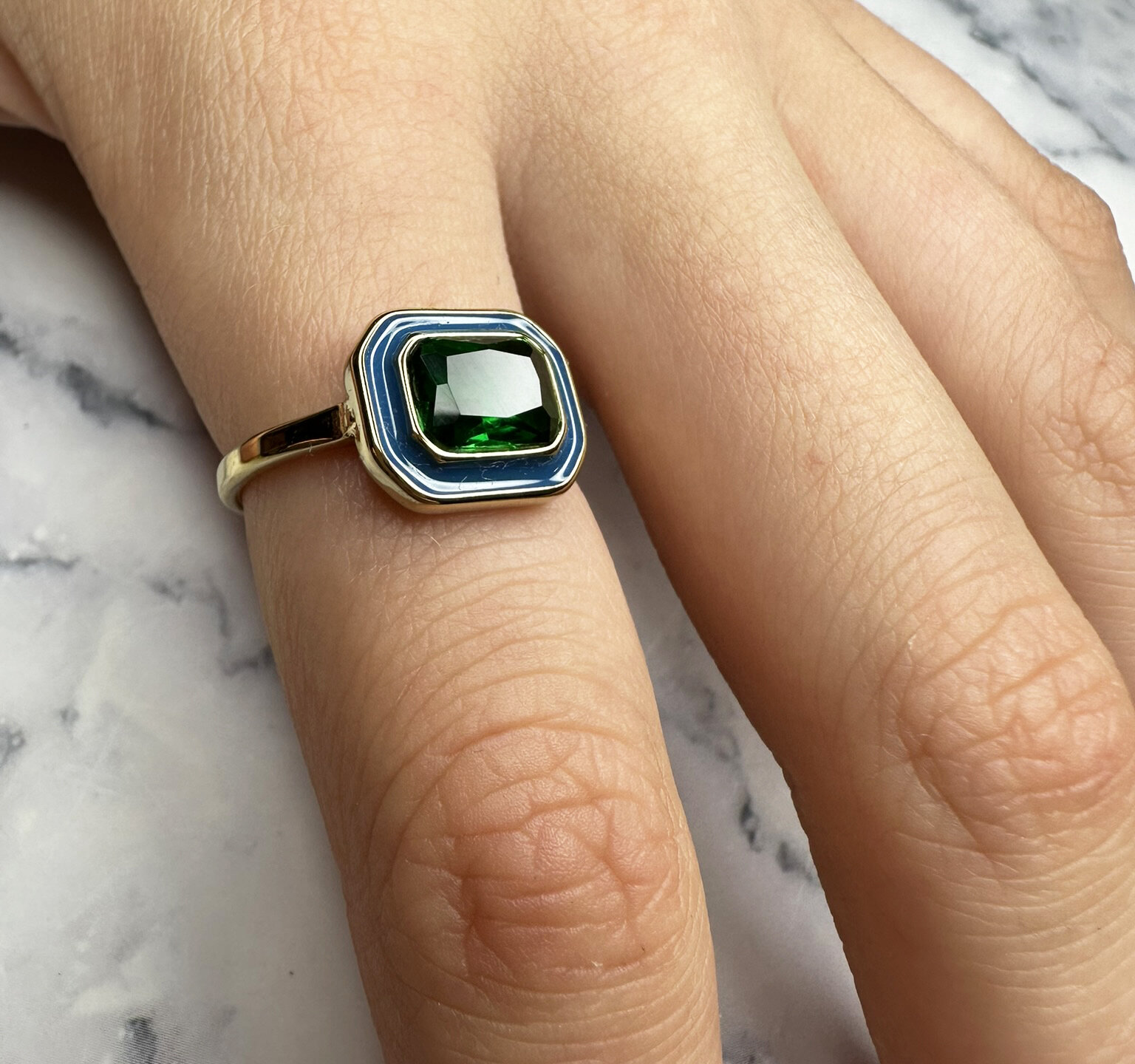 Charmin's Goudkleurige Chunky Ring Blauw Emaille en Groene Steen R1780 &ndash; Chic en Vintage