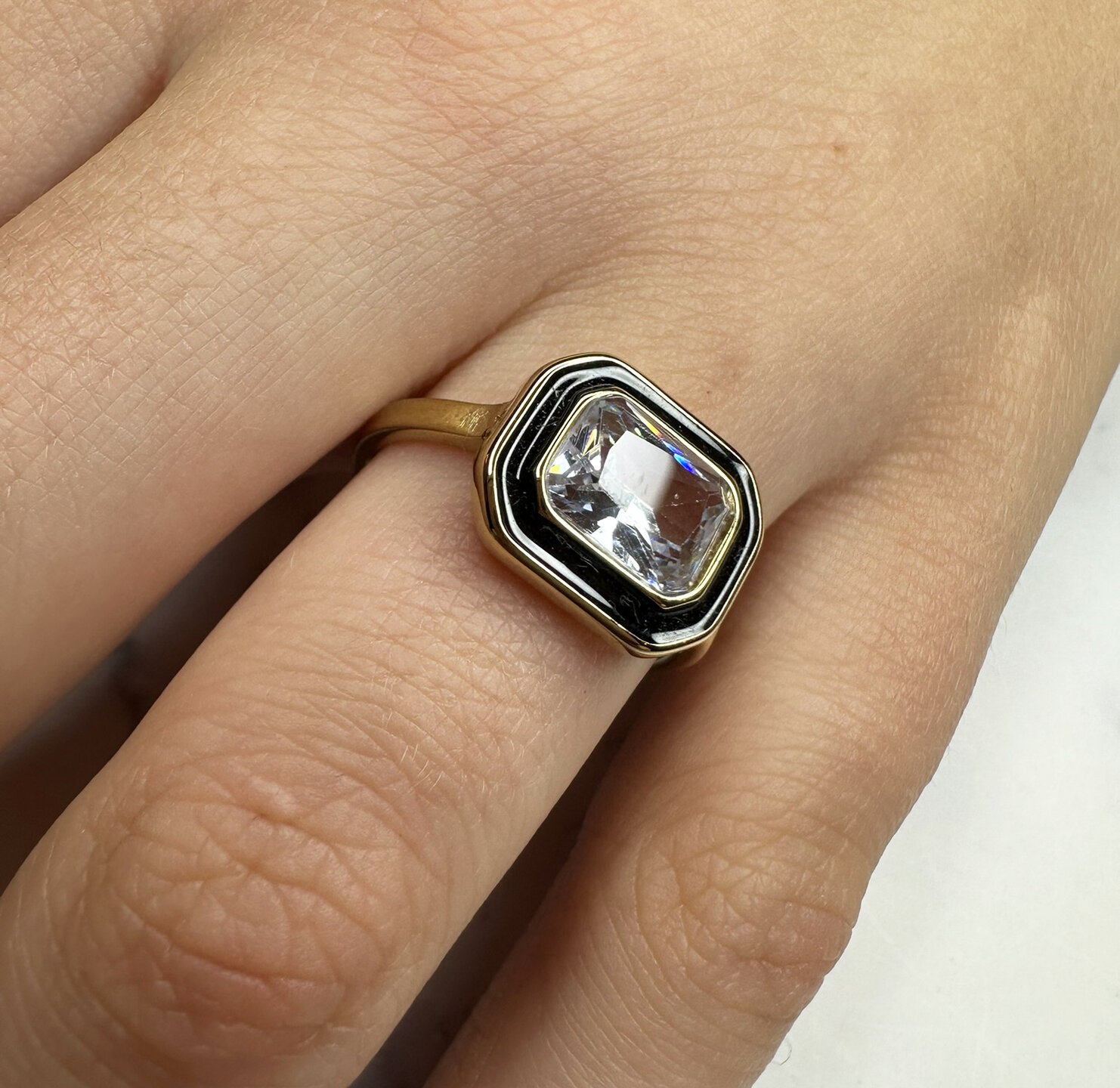 Charmin's Goudkleurige Chunky Ring Zwart Emaille en Witte Steen R1779 &ndash; Paris Chic