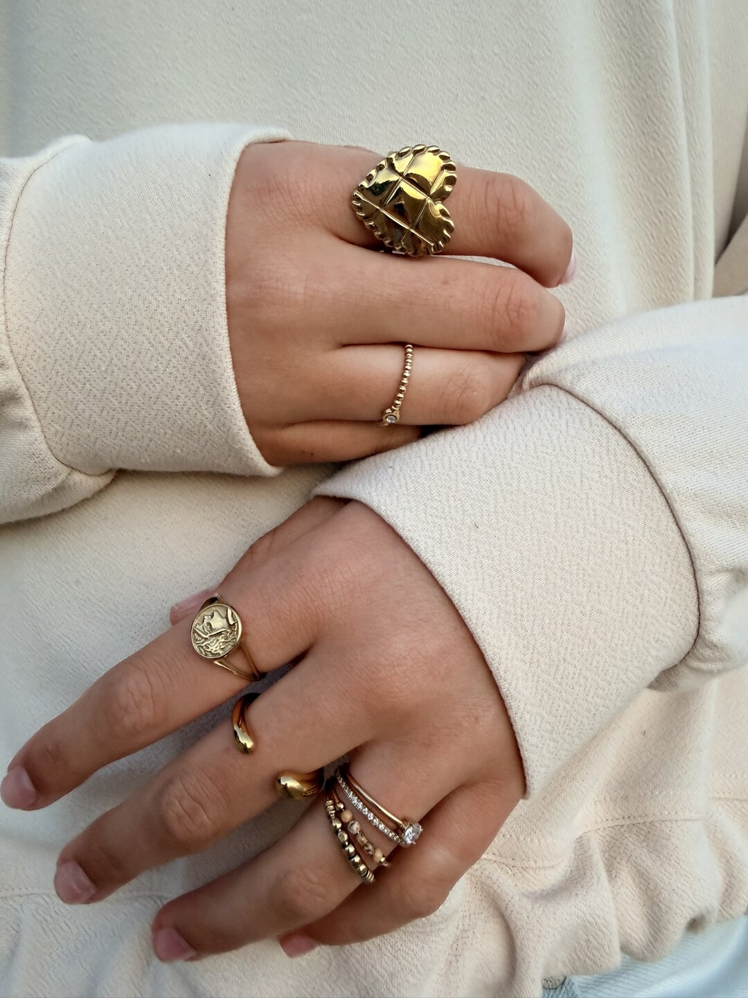 Charmin's Goudkleurige Bollentjes Ring met Wit Rond Steentje R1640