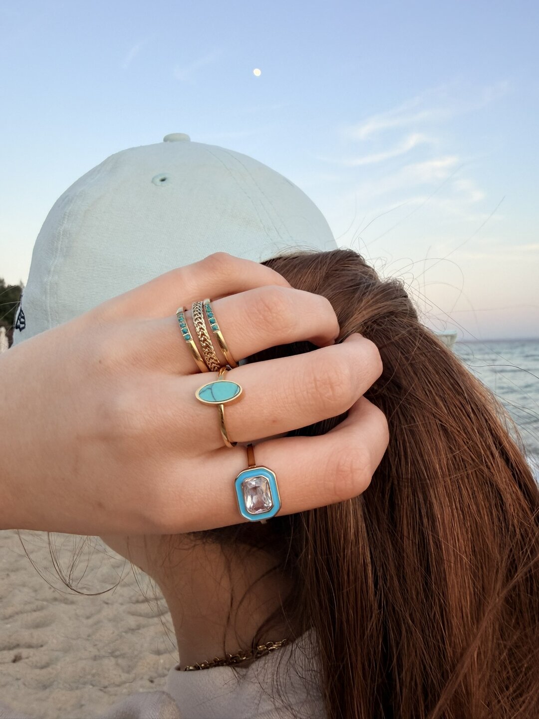Charmin&rsquo;s Goudkleurige Memoire Ring R1126 Vijf Steentjes Blauwe Opaal Staal