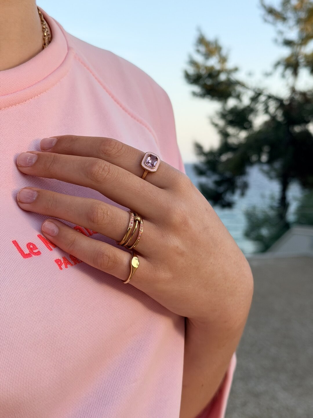 Charmin&rsquo;s Goudkleurige Memoire Ring R1124 Vijf Steentjes Roze Opaal Staal