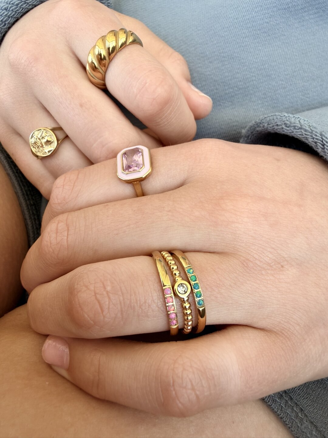 Charmin&rsquo;s Goudkleurige Memoire Ring R1124 Vijf Steentjes Roze Opaal Staal