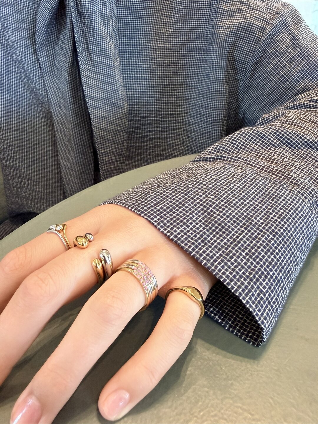 Charmin&rsquo;s Goudkleurige Memoire Ring R1124 Vijf Steentjes Roze Opaal Staal