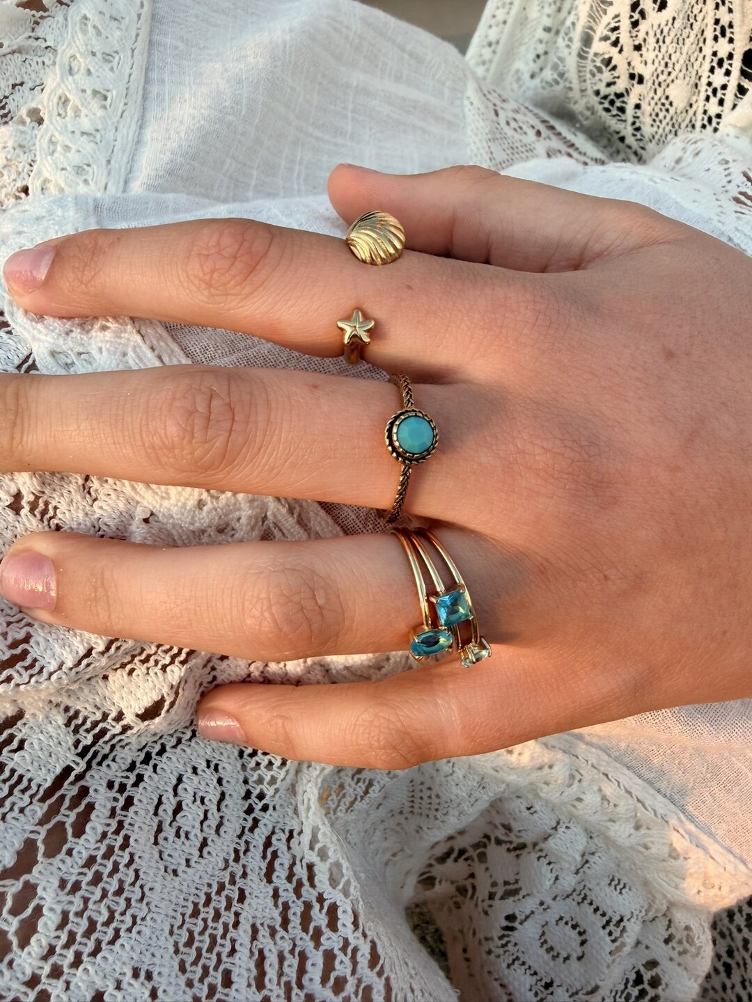 Charmin's Goudkleurige Chunky Ring met Schelp en Zeester Staal R1856 &ndash; Strak en Elegant