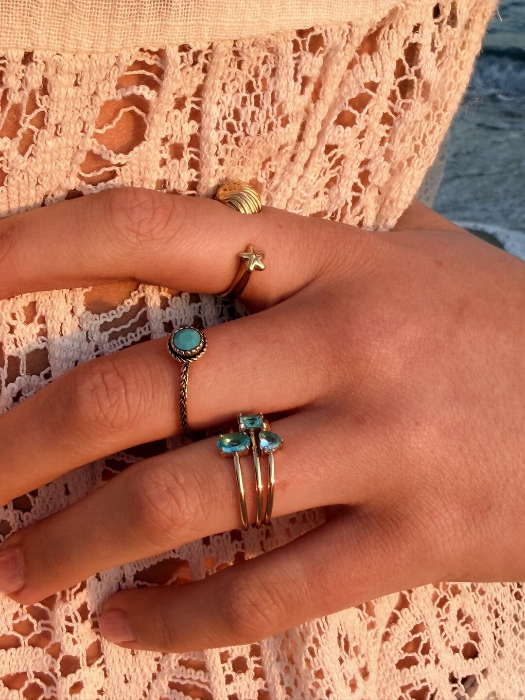 Charmin's Goudkleurige Chunky Ring met Schelp en Zeester Staal R1856 &ndash; Strak en Elegant