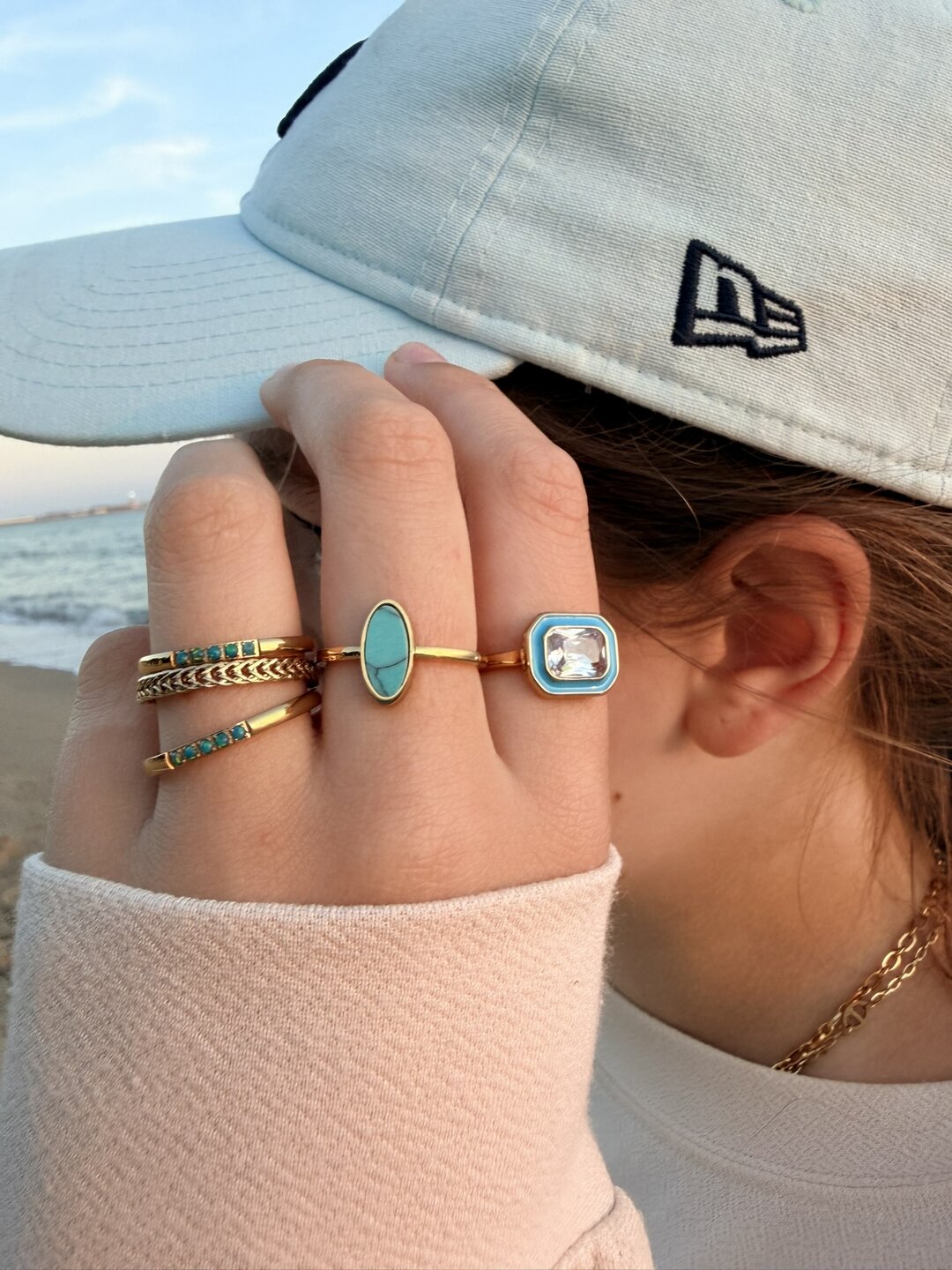 Charmin's Goudkleurige Chunky Ring Blauwe Emaille en zacht Blauwe Steen R1777 &ndash; Eyecatcher