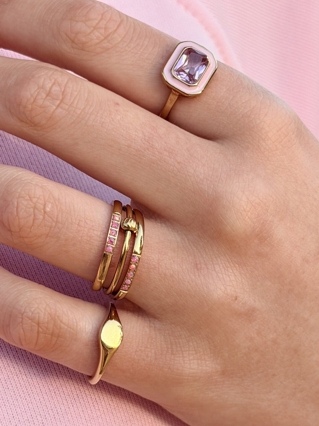 Charmin's Goudkleurige Chunky Ring Roze Emaille en Roze Steen R1781 &ndash; Girly Chic