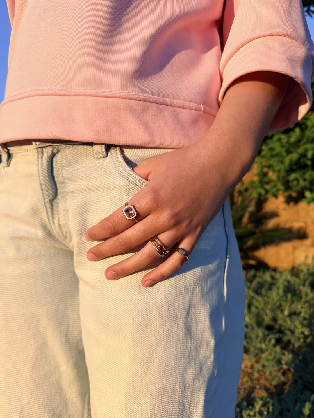 Charmin's Goudkleurige Chunky Ring Roze Emaille en Roze Steen R1781 &ndash; Girly Chic
