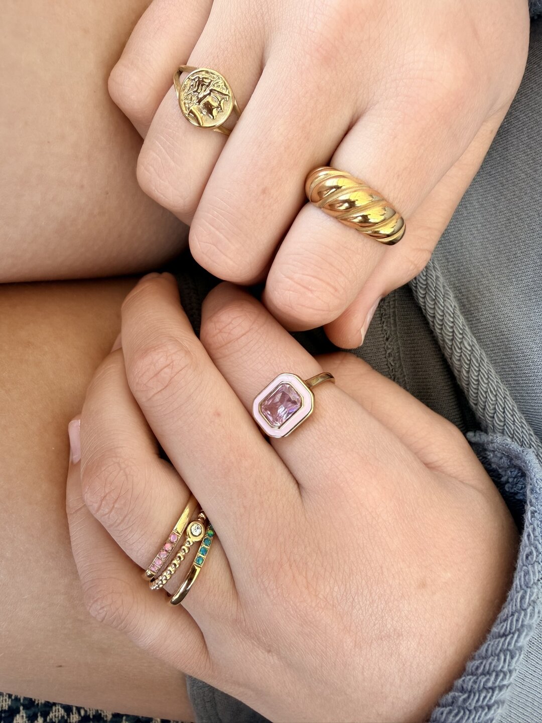 Charmin's Goudkleurige Chunky Ring Roze Emaille en Roze Steen R1781 &ndash; Girly Chic