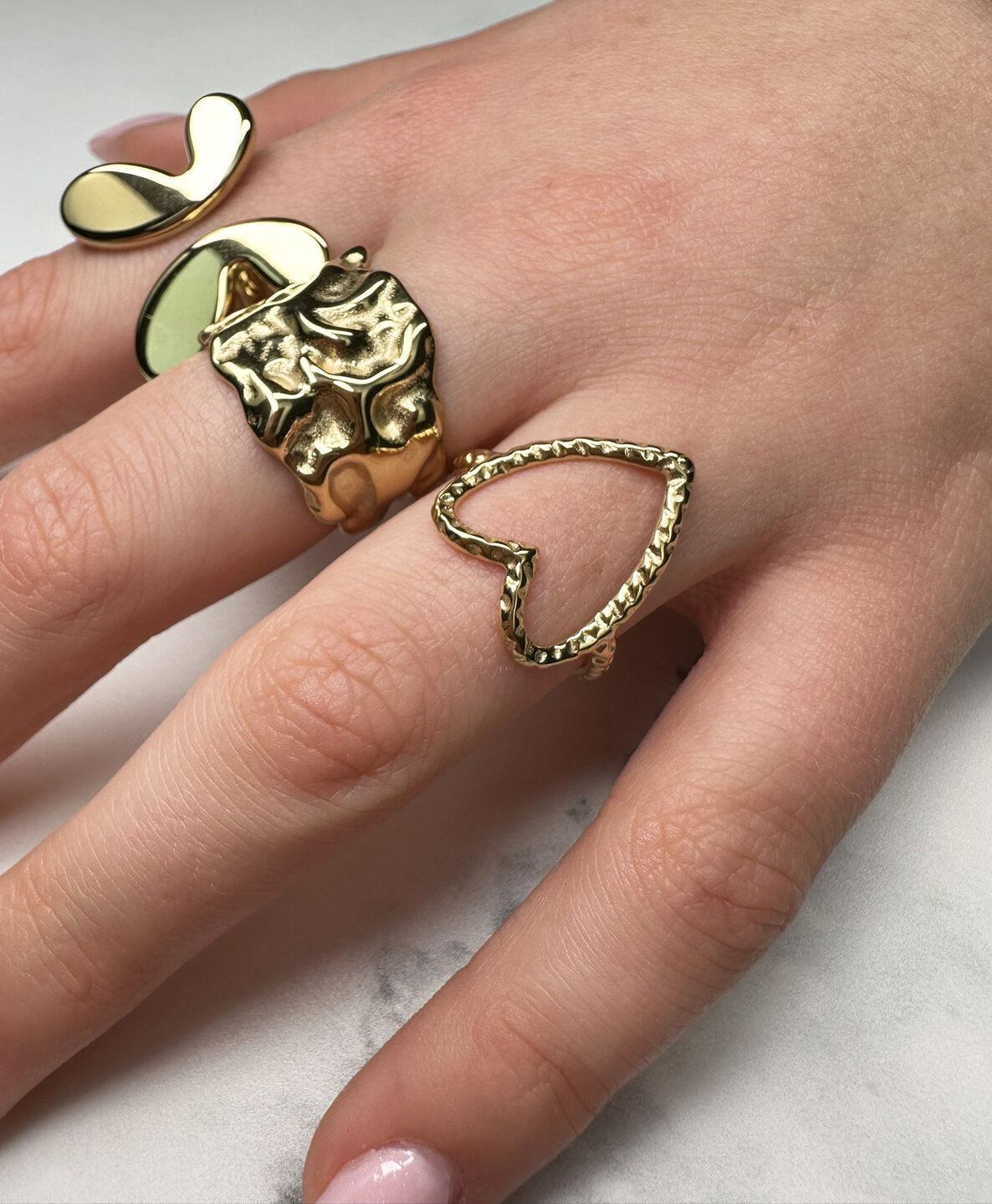 Charmin's Goudkleurige Chunky Ring met Hartvorm Staal R R1767 &ndash; Ruimtelijk en bewerkt.