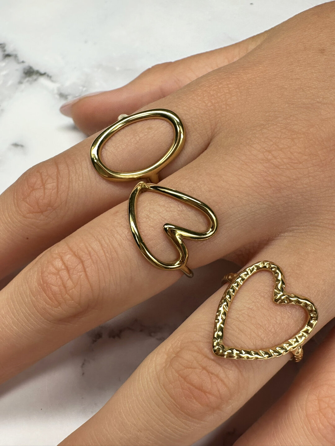 Charmin's Goudkleurige Chunky Ring met Hartvorm Staal R R1767 &ndash; Ruimtelijk en bewerkt.
