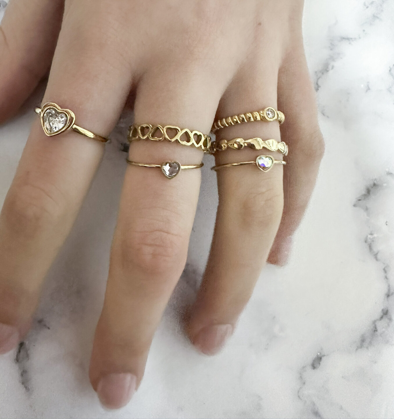 Charmin's Goudkleurige Ring met Hartvormig Wit Kristallen Steentje Staal R1654 &ndash; Romantische Eyecatcher
