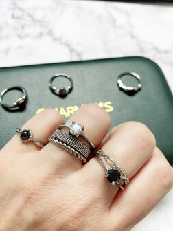 Charmin&#039;s Tiny Ring Half Chain Black R1118