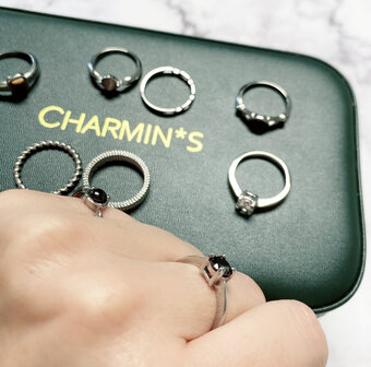 Charmin&rsquo;s Classic Princess Black Ring Goud R1193