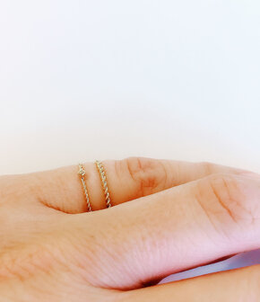 Charmin&rsquo;s goudkleurige stapelring R329 Turning goldplated staal