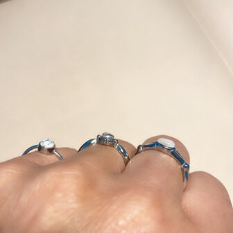 Charmin&#039;s Ring met Ronde Witte Howliet Edelsteen Steel Palm R1049