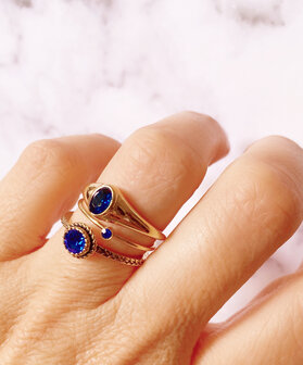 Charmin&rsquo;s R1089 Birthstone zegelring September Blue Sapphire Oval Stone Goldplated