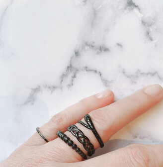 Charmin&rsquo;s statement ring R1060 Balletjes Tabs Lopend Black