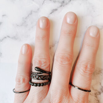 Charmin&rsquo;s statement ring R1060 Balletjes Tabs Lopend Black