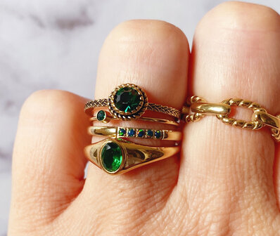 Charmin&#039;s Birthstone Ring Mei Groene Emerald Steen Goldplated R790/KR96