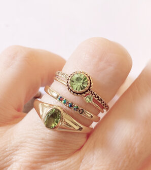 Charmin&#039;s Birthstone Ring August Licht Groene Steen Goldplated R688/KR97