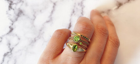 Charmin&#039;s Birthstone Ring August Licht Groene Steen Goldplated R688/KR97