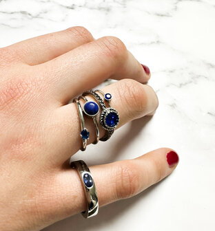 Charmin&#039;s Goudkleurig Gedraaide Birthstone Ring Donker Blauw Kristal Staal R1445