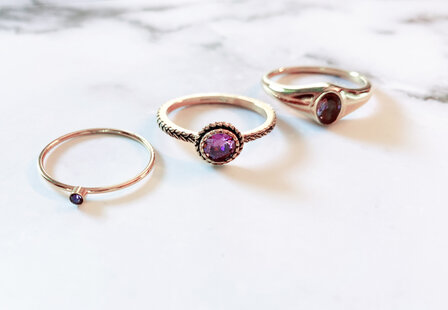 Charmin&#039;s Goudkleurige Ring Birthstone Februari Paars Lila Kristal Staal Iconic Vintage R1093
